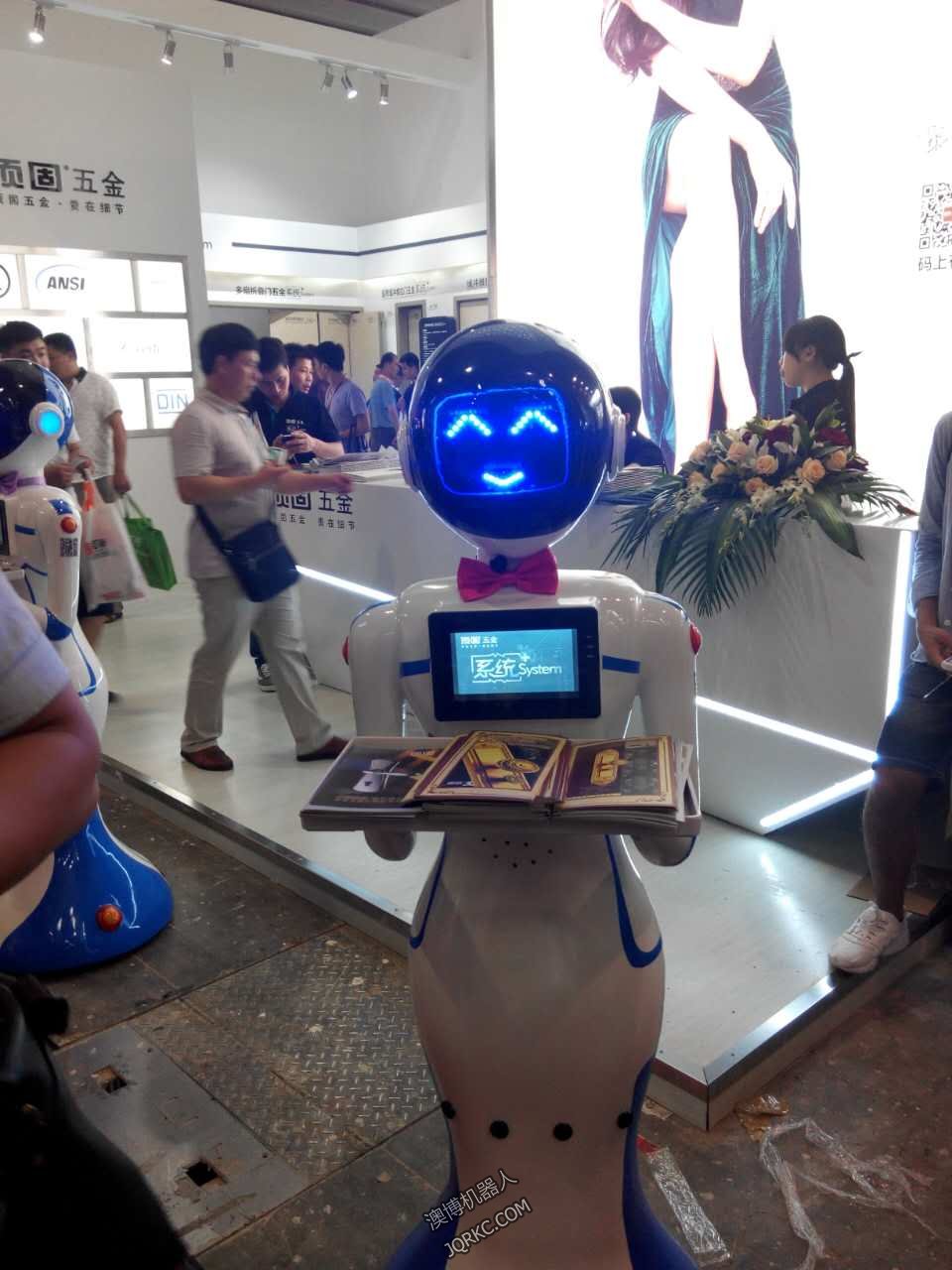 送餐機器人送外賣？快遞小哥做什么